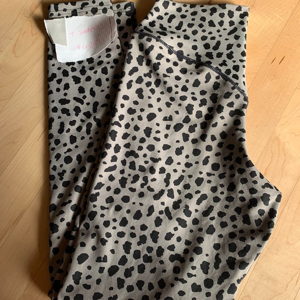 EUC Balance Athletica Snow Leopard Leggings